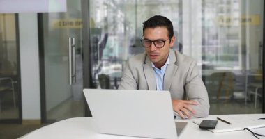 Video görüşmesine katılan, sanal toplantıya katılan, danışmanlık yapan, yararlı bilgiler sağlayan, bilgisayar başında oturan şirket müşterisiyle konuşan,