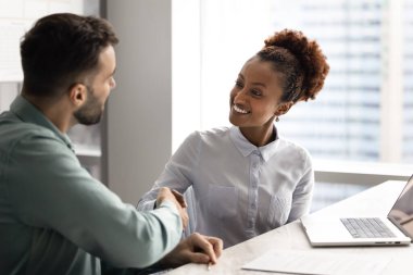 Mutlu Afrikalı iş kadını, satış müdürü şirket müşterisi, danışmaya başla, çağdaş ofiste dizüstü bilgisayarla masada oturan resmi toplantı. Anlaşma, satın alma, iş görüşmesi.