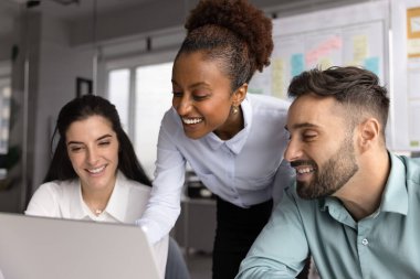 Üç çok ırklı iş arkadaşı, takım üyeleri iş kampanyası için beyin fırtınası fikirleri, müşteri geri bildirimlerini analiz etmek, hizmetleri iyileştirmek, modern dizüstü bilgisayarları kullanarak ofiste birlikte çalışmak,