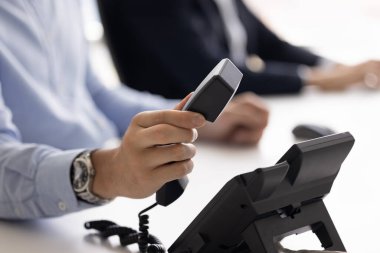 İş iletişimi, müşteri hizmetleri, ya da ofisteki telefon aracılığıyla teknik destek. İş yerindeki erkeklerin telefon ahizesi, cevapları ya da iş yerindeki telefon görüşmelerini sonlandırırken yakın plan çekimleri