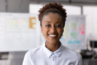 Kendinden emin Afrikalı iş kadınının portresi, proje yöneticisi, gülümseme, modern çalışma alanında tek başına duran kameraya bak, profil resmini kapat. İş hayatında kadınlar, başarı, bağımsızlık