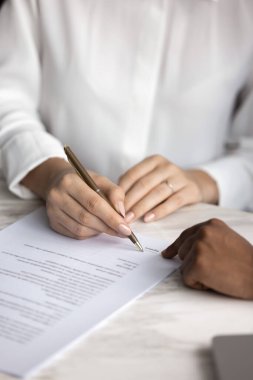 Müşteri sözleşmeye imza atar, finansal danışmanlık hizmetleri için şartları kabul eder, güncellenmiş şirket yönergelerini onaylar, banka temsilcisiyle masaya oturan sigorta poliçelerini imzalar, kapatır