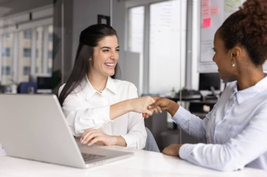Finansal danışman banka müşterisini tokalaşma, müzakerelere başlama ya da resmi toplantı ile selamlıyor toplantı odasında dizüstü bilgisayarla masada oturuyor. İki iş ortağı el sıkışıyor, anlaşma yapıyor, anlaşma yapıyor.