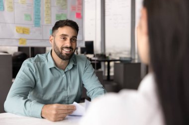 Acemi er özgeçmiş tutuyor ve kadınları dinliyor, modern ofiste boş bir aday, eğitim, mesleki bilgi ve deneyim hakkındaki cevaplardan memnun. İş görüşmesi