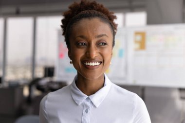 Afrikalı bir iş kadınının portresi, satış müdürü neşeli, memnun bir ifadeyle, dışa dönük liderlik, şirketteki pozisyonundan memnuniyet, profesyonel başarılar, yakın çekim...