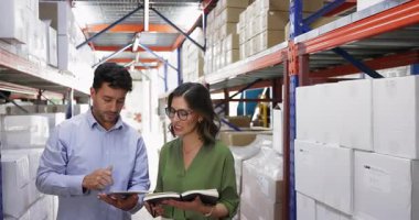 Meslektaşlar ambar koridorunda duruyorlar. Etrafı karton kutularla çevrili, planlama yapıyor, işle ilgili konuları tartışıyor, tabletteki içeriği gözden geçiriyorlar. Envanter yönetimi, lojistik koordinasyon