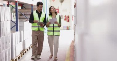 Depoda yürüyen güvenlik yelekleri giyen iki İspanyol meslektaşı, elinde tablet, kağıt yığını ya da kontrol listesi var. İşbirlikçi teftiş, envanter yönetimi ya da lojistik operasyonlarda yer alıyorlar.