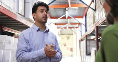 Erkek depo müdürü kadınlara envanter, hisse senedi seviyeleri veya ürün yerleştirme, resmi toplantıyı tokalaşma, ortaklık jesti, anlaşma ve saygı konularında ayrıntılı bilgileri açıklar