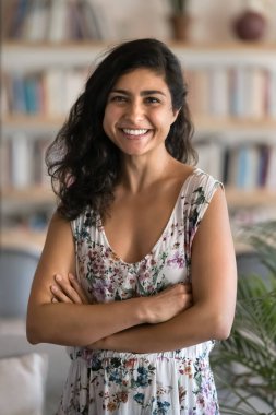 Dikey ofis portresi memnun Hintli iş kadını, çağdaş çalışma alanında fotoğraf için yalnız poz veren çalışan, iyimser, neşeli bir ifadeyle kameraya bakıyor. Kariyer büyümesi, iş başarısı