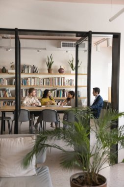 Çeşitli profesyonel gruplar modern toplantı odasında toplanıyor, işbirliği içinde tartışıyorlar, bilgi alışverişi, planlama stratejisi, bayan meslektaşlarının profesyonel görüşlerini dinliyorlar. Takım çalışması.