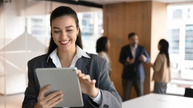 Modern iş için teknoloji. Neşeli, kendine güvenen genç iş kadını finans danışmanı kişisel müdür yardımcısı danışman müşteriyle sohbet için çevrimiçi dijital ped tarayıcı bilgisini kullanarak iletişim kuruyor.