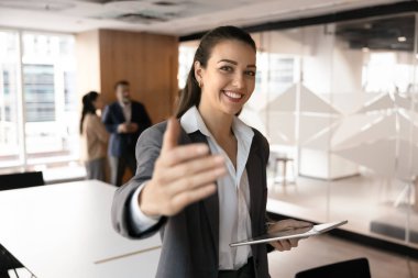 Projemize katılın. Dostça gülümseyen genç iş kadını insan kaynakları müdürü takım lideri şirket sahibi dijital yastıklı çekici el hareketlerine bakın seyircilerden katılmalarını isteyin