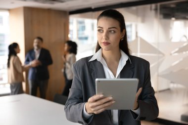 İş yeri sorunu çözülüyor. Düşünceli genç iş kadını proje yöneticisi CEO analist şirket ofisinde takım ilerlemesini düşünerek duruyor. Piyasa stratejisi değerlendirmesi dijital planlarını düşünün. Boşluğu kopyala