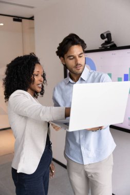 Başarı için yetenekleri birleştirmek. İş ekibi genç kadın yöneticiler yönetici yöneticiler, yeni başlatılan projede iş arkadaşları, dijital toplantı odasında bilgisayar ekranı beyin fırtınası üzerine veri analizlerini tartıştılar.