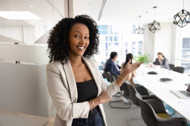 Mükemmel ekibimi takdim ediyorum. Neşeli genç bayan gururlu bölüm lideri. Kameraya bak. Yönetim kurulu çalışanlarıyla toplantı odasını göster.