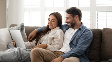 Sevgi dolu bir çift evde vakit geçirir, modern dizüstü bilgisayarla rahat bir hafta sonu geçirir, ev için eşya ve eşyalar alır, dijital yayın abonelik hizmetleri aracılığıyla film izler.