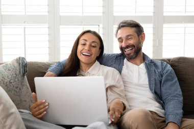 Neşeli çift rahat bir koltukta oturur, dizüstü bilgisayara bakarken güler, internette kaygısız zaman geçirir, en sevdikleri TV dizisini veya filmi e-servisleri kullanarak izlerler. Teknoloji, eğlence