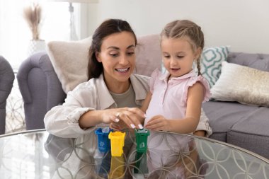 Genç çevreci anne meraklı küçük 3 'lü kızına çevresel sorumluluk, geri dönüşümlü atık kağıt türlerini ayırmak, plastik, organik çöpler, ekolojik farkındalık geliştirmek gibi konularda eğitim veriyor.