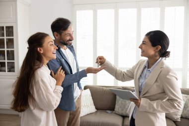 Mutlu Hintli emlakçı Latin çifte ev satıp bir sürü anahtar verdi. İyi alışverişle ya da ucuz tatil dairesiyle tebrik etti. Kira, satış ve satın alma işlemleri, seyahat