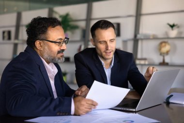 Genç çevrimiçi başarılı ürün yöneticisi dizüstü bilgisayardaki içeriği Hintli üst düzey işadamı, yatırımcı, şirket yöneticisi, sunum projesi, uygulama çalışmaları