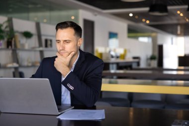 İş yerinde bilgisayar başında çalışan genç, ciddi Latin iş adamları, online profesyonel servisi kullanıyorlar, internet projesini yönetiyorlar, ebusiness startup 'u analiz ediyorlar, çeneye dokunuyorlar, düşünüyorlar.