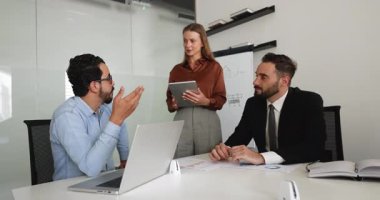 Genç Ortadoğulu proje yöneticisi çeşitli iş arkadaşlarıyla görüştü, beyin fırtınası seti fikrini paylaştı, iş ortaklarıyla müzakere hakkında konuştu