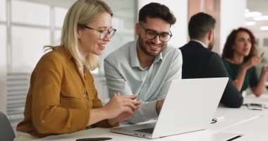 Çağdaş çalışma ofisindeki masada oturan yeni platform, web hizmetleri veya çevrimiçi ürünleri inceleyen genç ve orta yaşlı meslektaşlar. Modern, yenilikçi teknolojiler ticarette kullanılıyor