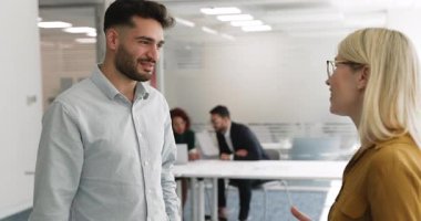 Genç Arap profesyonel erkek bayan meslektaşıyla tokalaşıyor, konferans odasında resmi toplantıyı başlatıyor veya bitiriyor, el sıkışıyor, yardımları için birbirinize teşekkür ediyor veya başarılı bir müzakere sonucu elde ediyorsunuz.