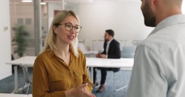 Modern kurumsal toplantı ofisinde el sıkışan iki profesyonel başarılı anlaşma, ortaklık ve karşılıklı anlayışın saygılı bir jesti. İş birliği, güven, hizmetler