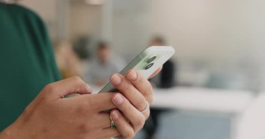 Modern akıllı telefonu tutan, sohbet eden, mobil uygulama yoluyla kişisel veya işle ilgili mesajlaşan, işyerinde yeni yapay zeka iş platformunu inceleyen veya indiren, görüşü kapatan kadın eller