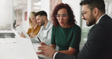 İki takım arkadaşı, modern çalışma ofisindeki masada oturan yeni yapay zeka iş platformunu gözden geçirir, ortak görev üzerinde çalışır, bilgisayarla işle ilgili konuları tartışırlar. Yenilikçi teknolojiler kullanımı, takım çalışması