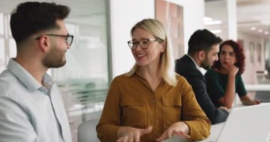 İki dost canlısı çok ırklı iş ortağı iş yerinde dizüstü bilgisayarla el sıkışıyor, ortaklığa başlıyor, anlaşmayı bitiriyor, takım çalışmasını başarıyla sonuçlandırıyor, verimli iş akışı için birbirlerine teşekkür ediyorlar.