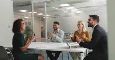 Ortaklığı tartışan, ortak görev tamamlama üzerinde çalışan dört iş adamı, modern toplantı odasındaki konferans masasının etrafında bir araya gelerek, ekip liderlerinin görüşlerini, fikirlerini veya çözümlerini paylaştılar.