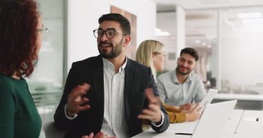 Resmi toplantıda takım elbiseli genç Arap profesyonel adam kadın müşteriyle el sıkışıyor, anlaşma yapıyor, şirket hizmetlerini satıyor, anlaşma yapıyor, müzakere sonuçlarından tatmin oluyor.