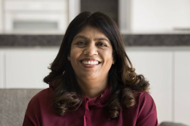 Ebedi cazibe. Kafa portresi mutlu yaşlı kadın emekli, kameraya bakıyor, sağlıklı dişlek, neşeli, iyimser, emeklilikte zarif, şık karizmatik olmaktan gurur duyuyor.