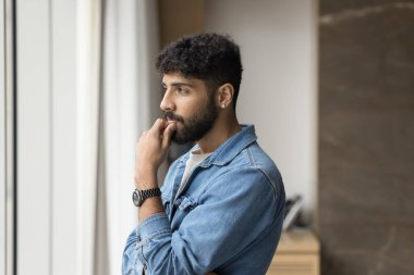 Düşüncelere daldım. Düşünceli, sıradan gömlekli ciddi işadamı ofis penceresindeki mesafeye bak proje çözümü üzerine çene dokun aklında fikir oluştur önemli bir karar ver bilgiyi analiz et