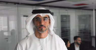 Orta yaşlı mutlu bir Arap, yönetici ya da başkan yardımcısının, yönetim kurulunda poz verirken, güven ve otorite yayarken, şirketi temsil ederken, portreyi kapatırken,