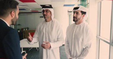 İki Arap girişimci İspanyol iş ortağını el sıkışarak, karşılıklı saygı göstererek selamlıyor, müzakerelere başlıyor, şirket ofisinin modern konferans salonunda ortaklık standı kuruyor. Anlaştık.