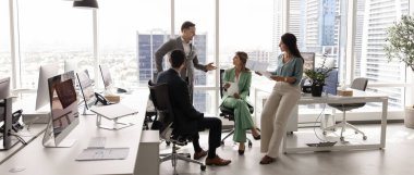 Dört meslektaş aktif olarak tartışma, fikir alışverişi, profesyonel diyalog, şehir manzaralı, yatay fotoğraflı modern gökdelenlerde toplanan takım çalışması veya brifingde yer alıyor.