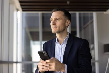 Akıllı telefonu elinde tutan dalgın bir işadamı, kurumsal müşteriye cevap verme konusunda kafa yoruyor, bilgiyi gözden geçiriyor, stratejik tepkileri düşünüyor, verileri analiz ediyor, yeni iş fırsatlarını değerlendiriyor. Uygulama, teknoloji