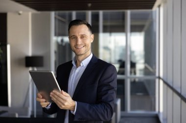 İşadamlarının portresi dijital tablet içeriyor, proje güncellemelerini gözden geçiriyor, hissedarlara rapor hazırlıyor, meslektaşları veya müşterileriyle verimli bir uzaktan iletişimde bulunuyor. AI iş teknolojisi kullanımı