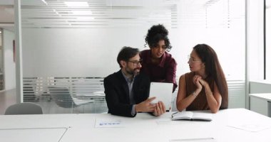 Çeşitli ofis ekipleri birlikte çalışmak için dijital tablet kullanıyor, çevrimiçi ürün satışları, İnternet pazarlama stratejisi, profesyonel iş iletişimi için toplantı, işbirliği