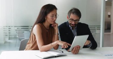 İnternet pazarlama stratejisini tartışmak, takım çalışması için tablet bilgisayar kullanmak, satış büyüme stratejisi üzerine beyin fırtınası yapmak,