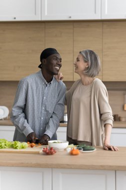 Mutfakta birlikte yemek pişirme, salata hazırlama, sebze kesme, konuşma, gülme, romantizmden zevk alma, iyi bir yakın ilişki.