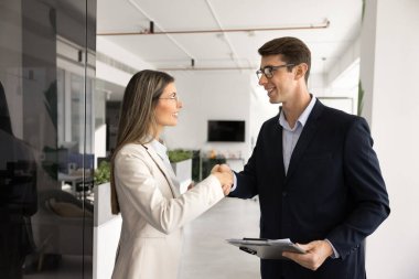 Ofiste el sıkışan iki genç Latin iş arkadaşı anlaşma ve işbirliği hakkında tartışıyorlar. Uzmanların profesyonel el sıkışması, danışmadan sonra danışman, destek için teşekkür