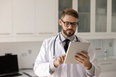 Ciddi doktorlar e-posta uygulaması ile tıbbi ekiple iletişim kuruyor, takip randevularını ayarlıyor, tıbbi rapor hazırlıyor, dijital tabletteki e-sağlık platformunu kullanarak hasta mesajlarına cevap veriyor.