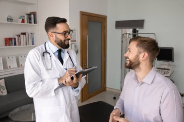 Pratisyen hekim tarih kartıyla not alıyor, danışman müvekkil kliniğe yaptığı ziyarette durumuyla ilgili sorular soruyor. Sağlık hizmetleri, sigorta, doktor ve hasta arasındaki dostça iletişim ve güven