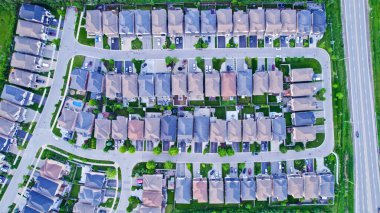 Lüks zengin tarzı hava manzarası ve Amerika 'da park yeri ve geniş yeşil bahçeli temiz bekar aile evleri. Altın Saat akşamı ve çok geometrik yerleşim düzeninde evler.