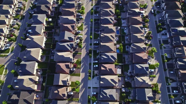 Luftaufnahme Von Bürgerlichen Wohnhäusern Sommerabend Amerikanische Nachbarschaftsvorstadt Wohnhäuser Und Eigenheime — Stockfoto