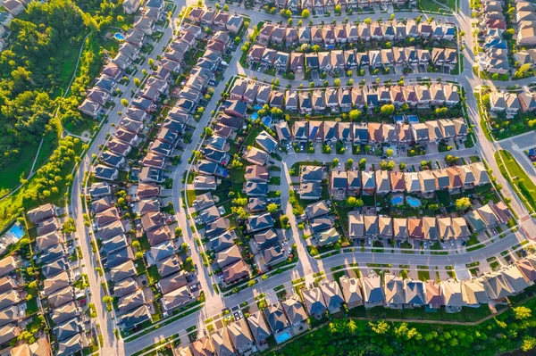 夏の夜に中流階級の住宅の空中ビュー アメリカ周辺の郊外 住宅や住宅が互いに強いパターンで構築されます 不動産 — ストック写真